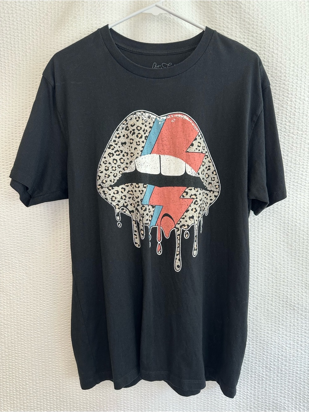 LOTUS FASHION Black Lightning Bolt Dripping Lips Leopard Graphic Tee Size Medium